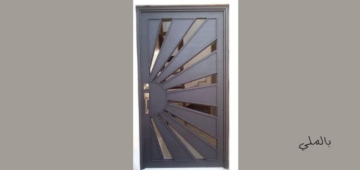 باب حديد مشغول بطريقة رائعة وبسيطة.