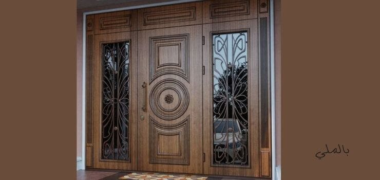 باب مشغول بلون بني غامق يعطي انطباع للطراز العتيق الراقي.